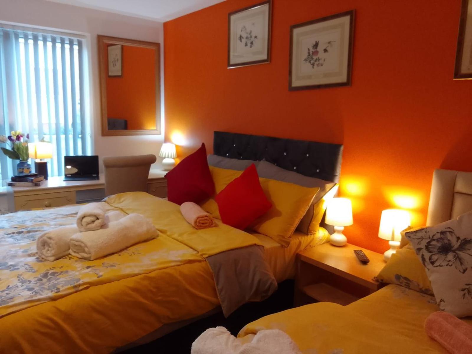 Ideal Home & Cottage Inviting 4 Bedroom Apartments 월솔 외부 사진