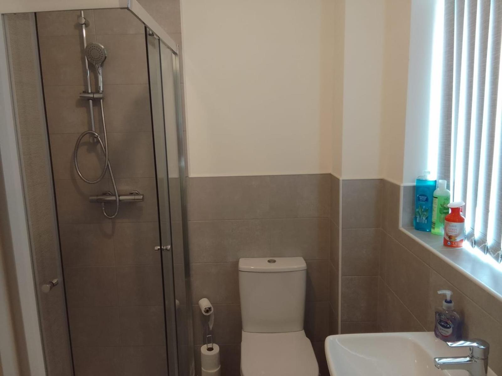 Ideal Home & Cottage Inviting 4 Bedroom Apartments 월솔 외부 사진
