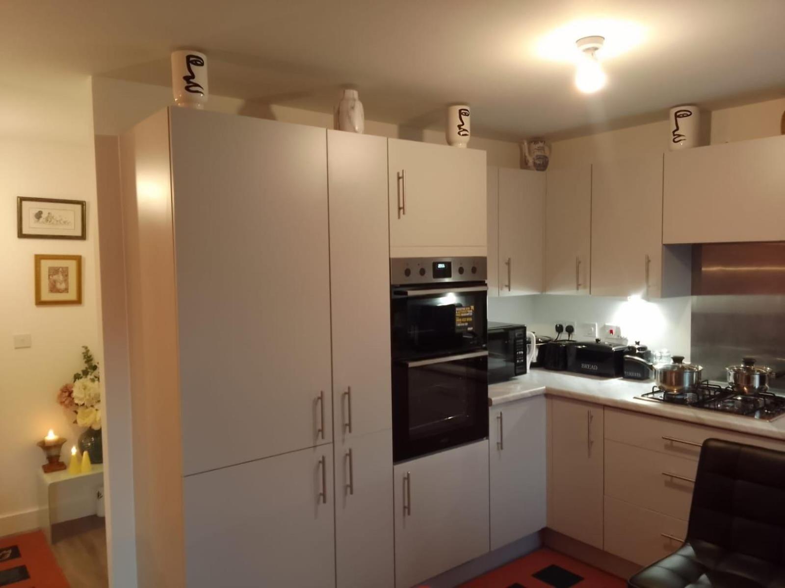 Ideal Home & Cottage Inviting 4 Bedroom Apartments 월솔 외부 사진