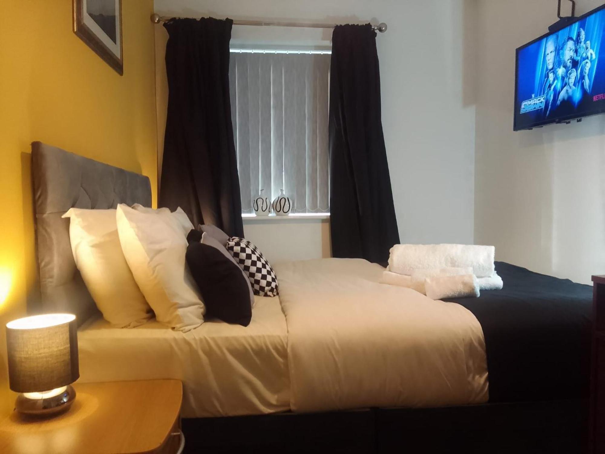 Ideal Home & Cottage Inviting 4 Bedroom Apartments 월솔 외부 사진