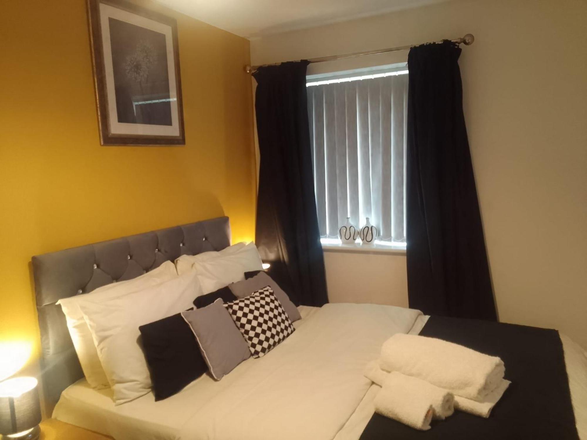 Ideal Home & Cottage Inviting 4 Bedroom Apartments 월솔 외부 사진