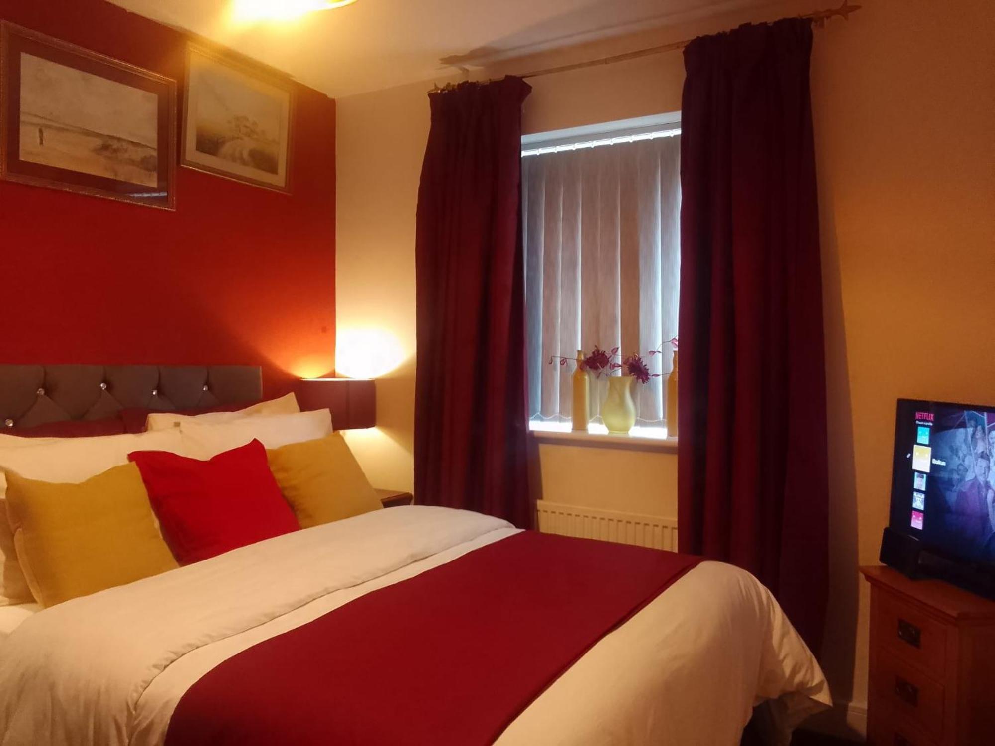 Ideal Home & Cottage Inviting 4 Bedroom Apartments 월솔 외부 사진
