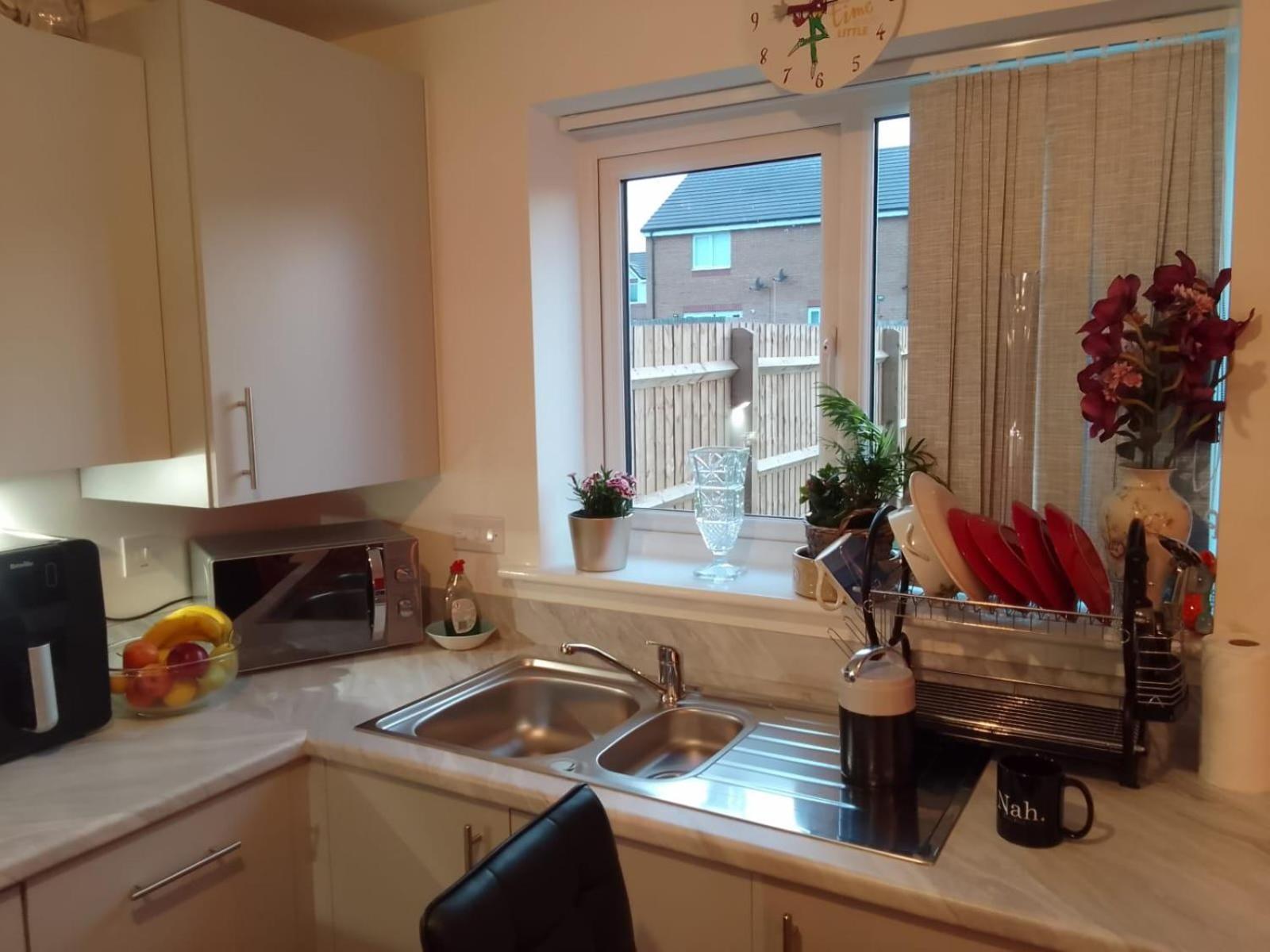 Ideal Home & Cottage Inviting 4 Bedroom Apartments 월솔 외부 사진
