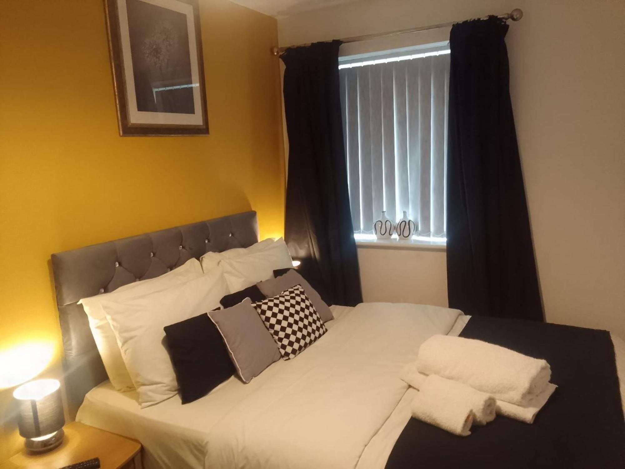Ideal Home & Cottage Inviting 4 Bedroom Apartments 월솔 외부 사진