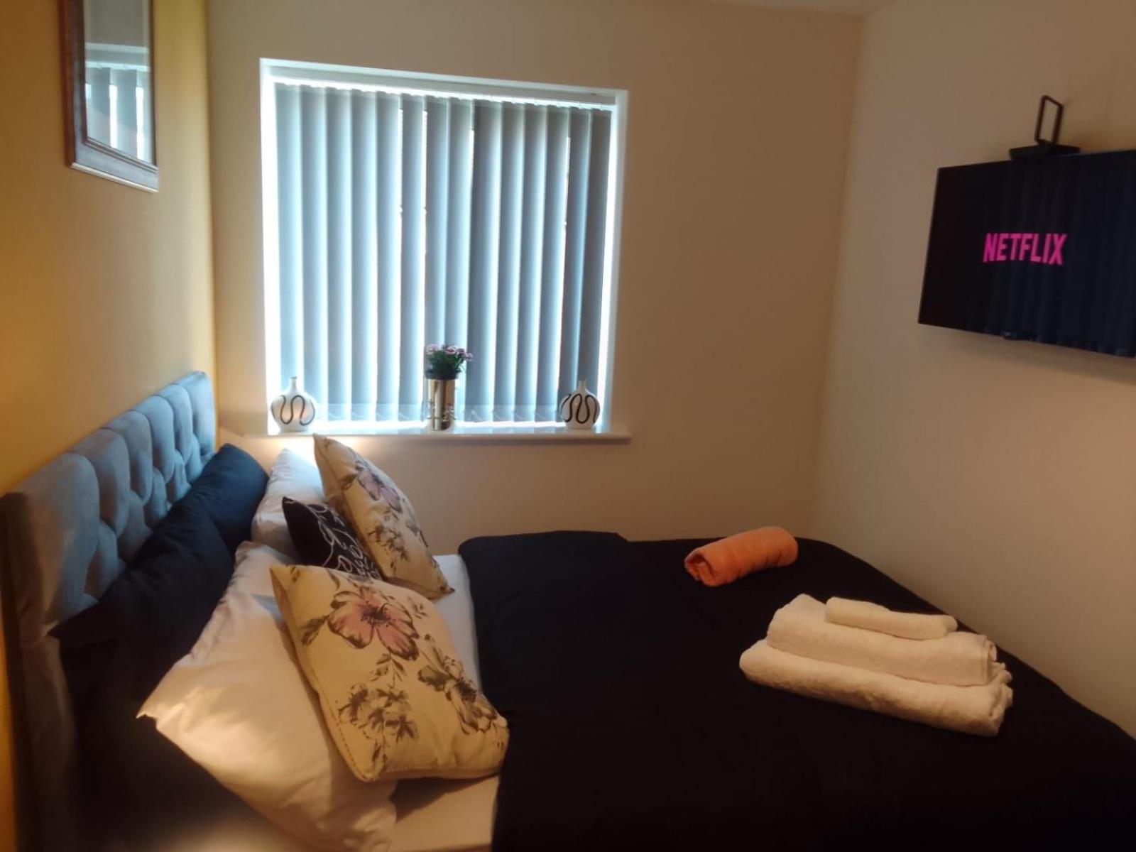 Ideal Home & Cottage Inviting 4 Bedroom Apartments 월솔 외부 사진