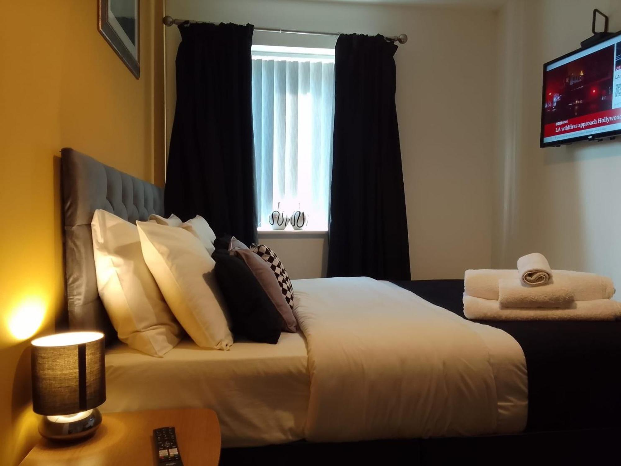 Ideal Home & Cottage Inviting 4 Bedroom Apartments 월솔 외부 사진